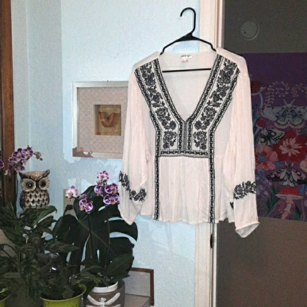 Venus Boho Style Womens Lrg Blouse white with delicate blue embroidery Details
